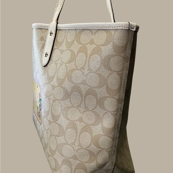 Coach Signature Reversible Tote, A special "Road Trip" New York City - Picture 5 of 13